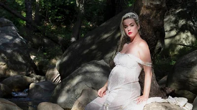 Оголена і беззахисна: вагітна Кеті Перрі випустила чуттєвий кліп і фотосесію