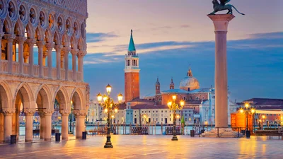 На центральной площади Венеции установили бетонный пенис