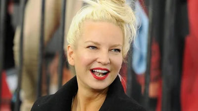 Співачка Sіа зізналася, що минулого року всиновила двох 18-річних хлопців