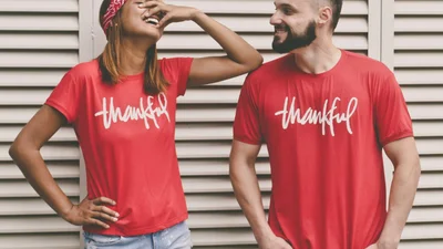 Смех до слез: парень подарил любимой особый бокал, но напутал текст для гравировки