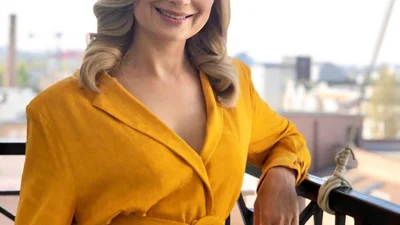 Рыжая и серьезная: Лидия Таран показала себя 20-летнюю в начале телевизионной карьеры