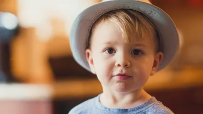 4-летний мальчик, который научился читать и писать на трех языках, поразил мир