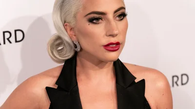 Леди Гага выпустила новый альбом "Chromatica", в котором рассказала об отношениях с бывшим