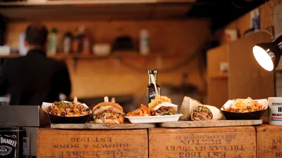 Невідомий англієць місяцями годував людей фаст-фудом, а тепер пропонує їм худнути за гроші