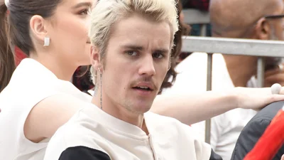 Джастин Бибер сфоткался на фоне всем знакомого матюка, но так и не понял этого