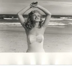 В сети продают ранние фото Мерилин Монро, где она позирует топлес