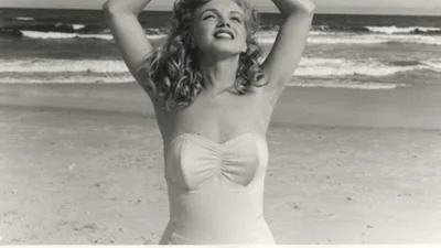 В сети продают ранние фото Мерилин Монро, где она позирует топлес