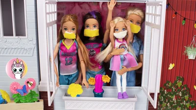 Женщина создала реалистичных кукол Барби, сидящих на карантине – такими их еще не видели