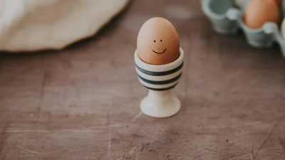 Блогер просто показал, как мгновенно очистить вареное яйцо, и стал мировой звездой