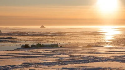 Украинские полярники показали фантастические фото айсберга-пирамиды