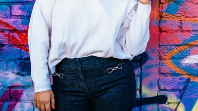 Усі масово стрижуть чубчик, і ось, як його варто носити у 2020 році