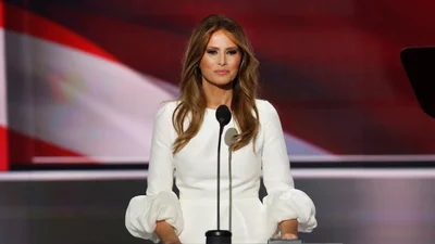 Інтернет висміяв Меланію Трамп за спробу посміхнутися, яка скінчилася повним фіаско