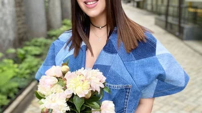 Словно цветок: беременная Джамала в коралловом платье поделилась романтическими фото