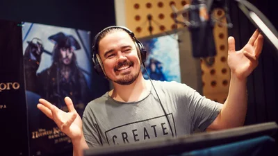 Фагот загорает полностью голым на пляже - и все увидели его звездные ягодицы