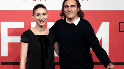 Після чуток про вагітність кохана зірки "Джокера" Хоакіна Фенікса вперше показала животик