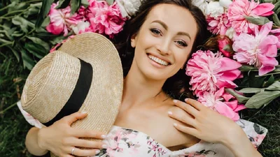 Ніжна і усміхнена: колишня жінка Володимира Остапчука знялась у фотосесії