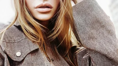 Сексі блондинка у панчохах: Слава Камінська вразила кардинальною зміною образу