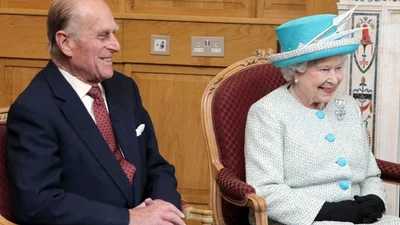 Муж Елизаветы II празднует 99-летие, и вот новое фото королевы и герцога Эдинбургского
