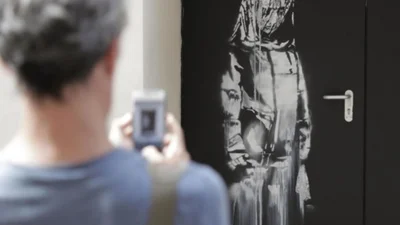 В Італії віднайшли викрадену роботу Бенксі, яку він створив на дверях