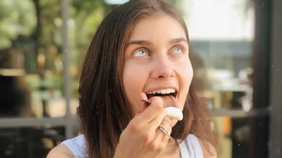 #CHEWING: Jerry Heil випустила кліп на пісню, в якій вона їсть і чавкає