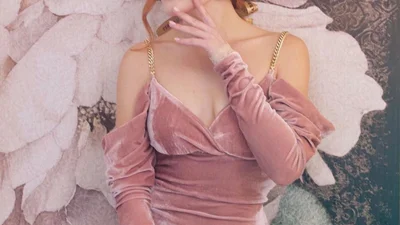 Alyosha впервые показала свою маму, и она словно ее сестра-близнец