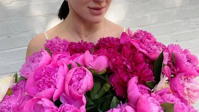 Сочная клубничка: Снежана Бабкина засветила пышные сиси в майке на голое тело