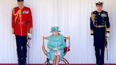 Єлизавета ІІ не змогла пропустити святкування і вперше вийшла в люди за час карантину