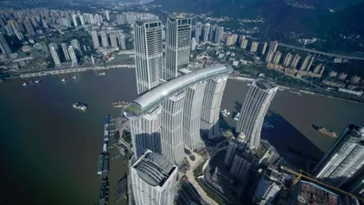 В Китае построили «горизонтальный небоскреб», от которого голова идет кругом