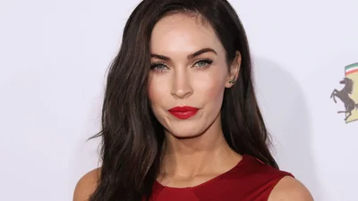 Меган Фокс подтвердила роман с популярным рэпером страстным поцелуем