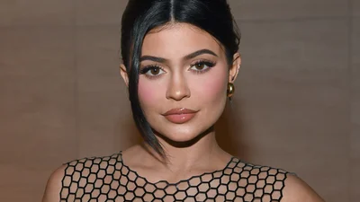 Кайли Дженнер украсила обложку Vogue вместе с дочкой, и это фото сделано на айфон