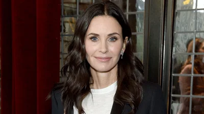 56-летняя Кортни Кокс вызвала фурор в сети своим спортивным телом в бикини