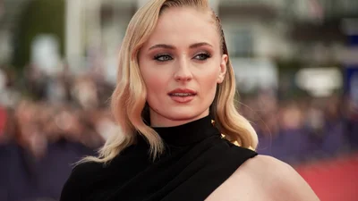 Только посмотри на эти впечатляющие размеры живота беременной Софи Тернер