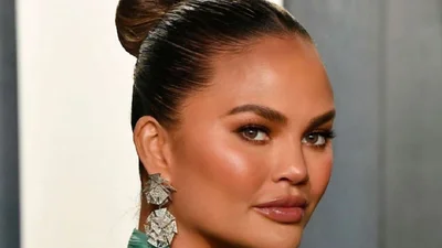 Модель Кріссі Тейген кумедно попрощалась зі своїми силіконовими сісями