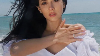 Мотылек: чувственная Анастасия Кожевникова сняла клип в космически красивых местах Украины