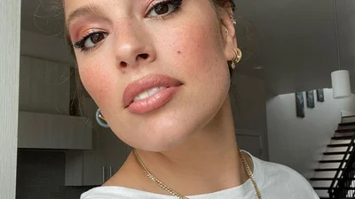 Смачне було печиво: Ешлі Грем показалася фанам зі зламаним зубом