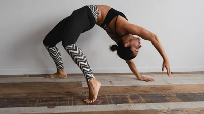 Гімнастка з цього відео зробила таке круте сальто, що люди аплодують стоячи