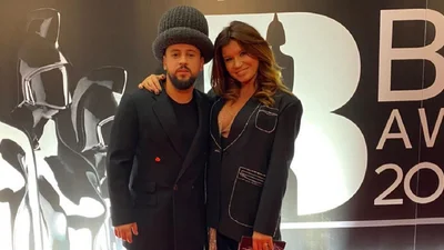 "Ты сильно красивая": любимая MONATIK засветила стройные ножки в мини