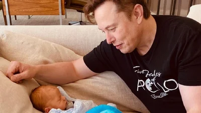 Илон Маск очаровал видео, как крошечный сын реагирует на его голос