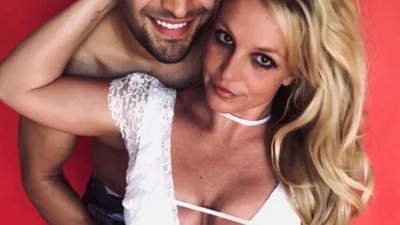 Брітні Спірс показала, як засмагає з коханим, але увагу фанів поцупили біцепси красеня