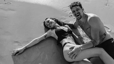 MamaRika опубликовала фото, где позирует голышом в постели с мужем