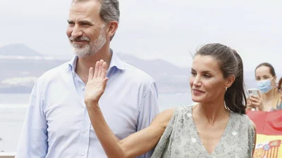 Королева Летиція не соромиться своєї сивини і стильно її демонструє світу