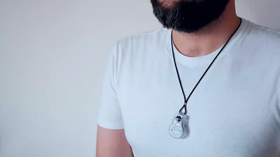 NASA создало украшение, которое не даст тебе касаться своего лица