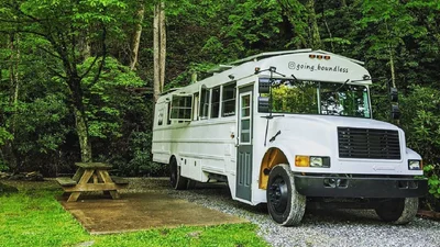 Пара перетворила старий шкільний автобус у розкішний дім на колесах, і це мрія наяву