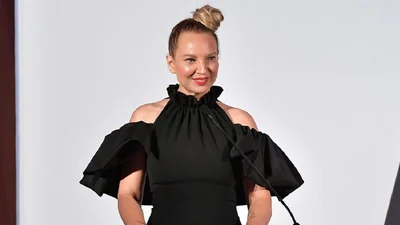 Певица Sia удивила новостью, что стала бабушкой