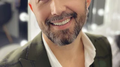 Сергей Бабкин в розовой пачке показал, как искусно стоит на пуантах