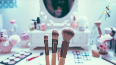 Подсчитали, сколько денег тратят на косметику женщины в разных странах