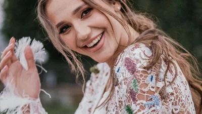 Победительница "Холостяк 10" закрутила роман с мужчиной, который старше ее на 20 лет