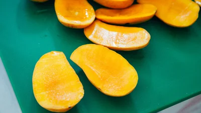 Блогер показал новый способ как съесть манго, и его уже признали гением