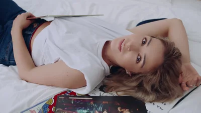 Нежная Злата Огневич обнажилась в откровенном клипе "Богиня"