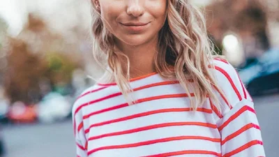 Молода дружина Віктора Павліка засвітила струнку фігуру в «ретро»-купальнику